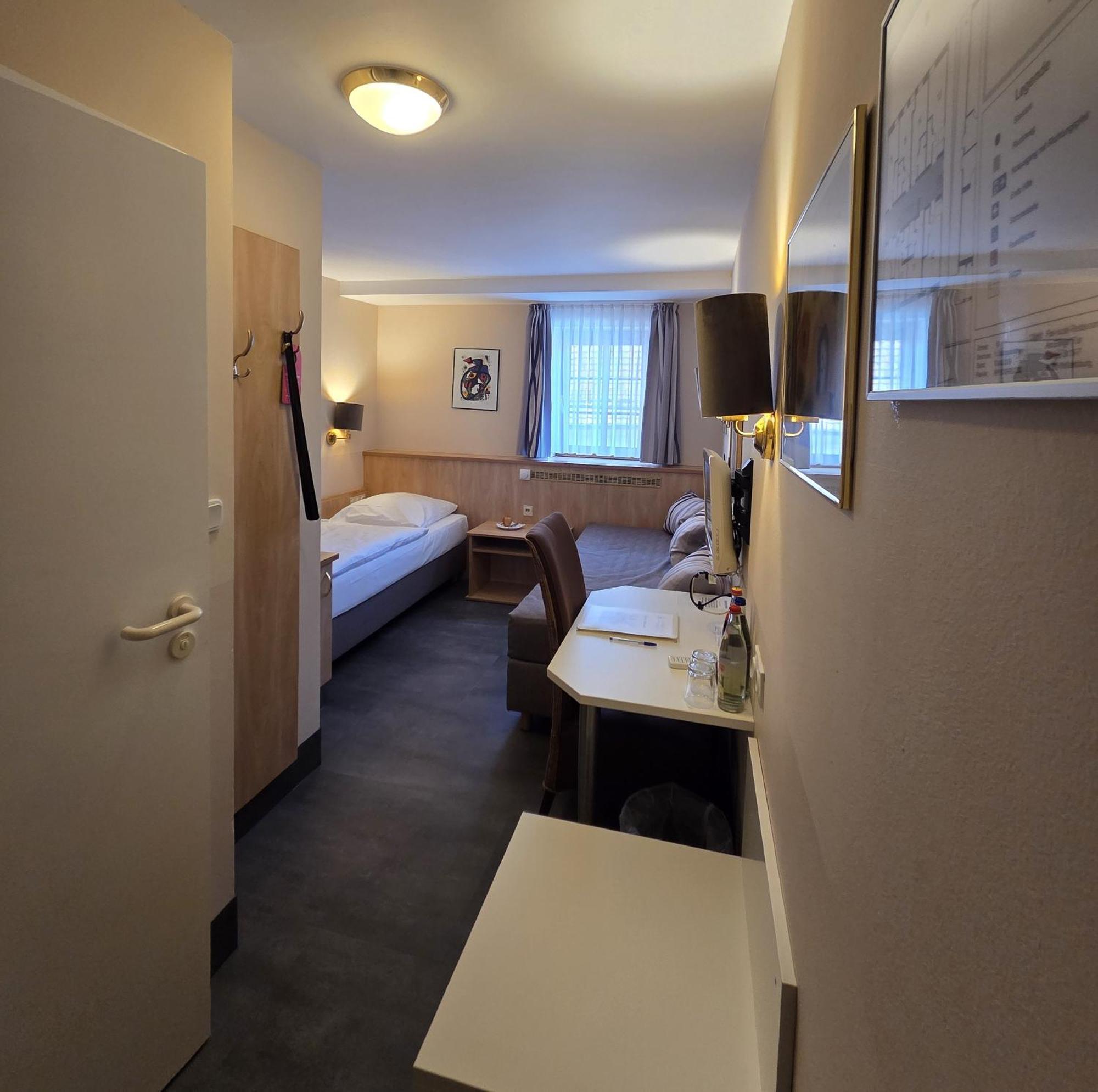 Hotel Garni "Am Ellinger Tor" Вайсенбург-ин-Байерн Экстерьер фото
