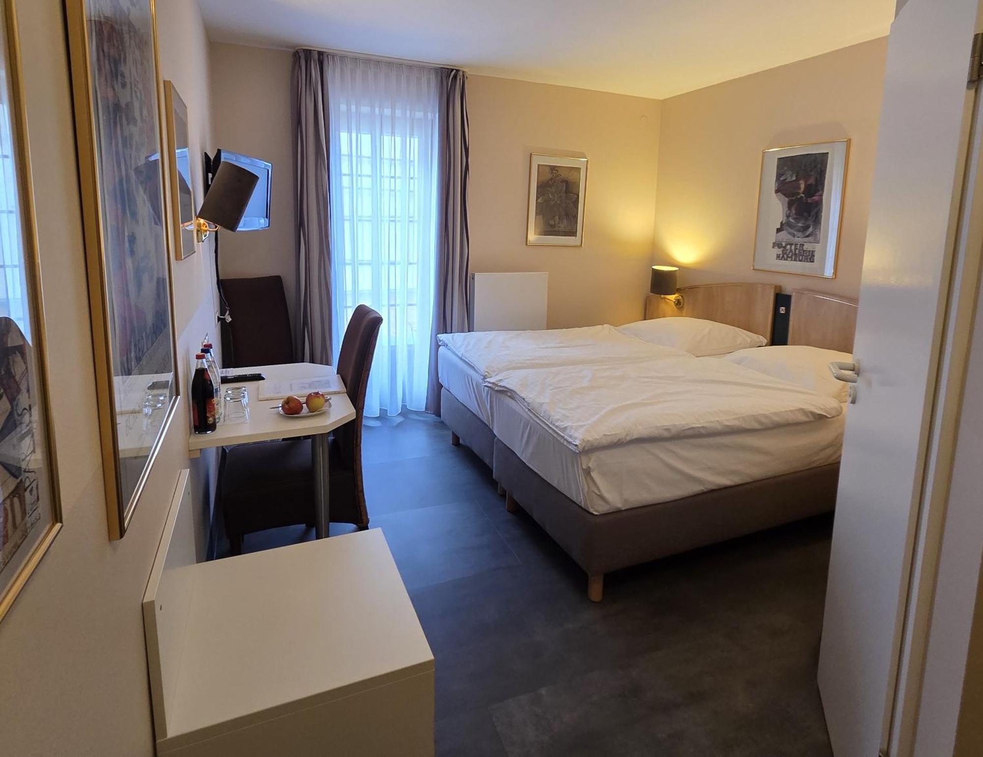 Hotel Garni "Am Ellinger Tor" Вайсенбург-ин-Байерн Экстерьер фото